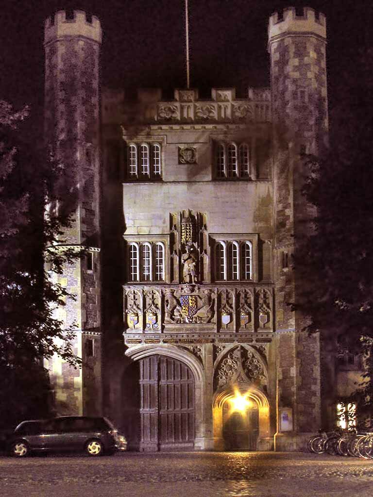 Trinity_College,_Cambridge,_Great_Gate_(night)